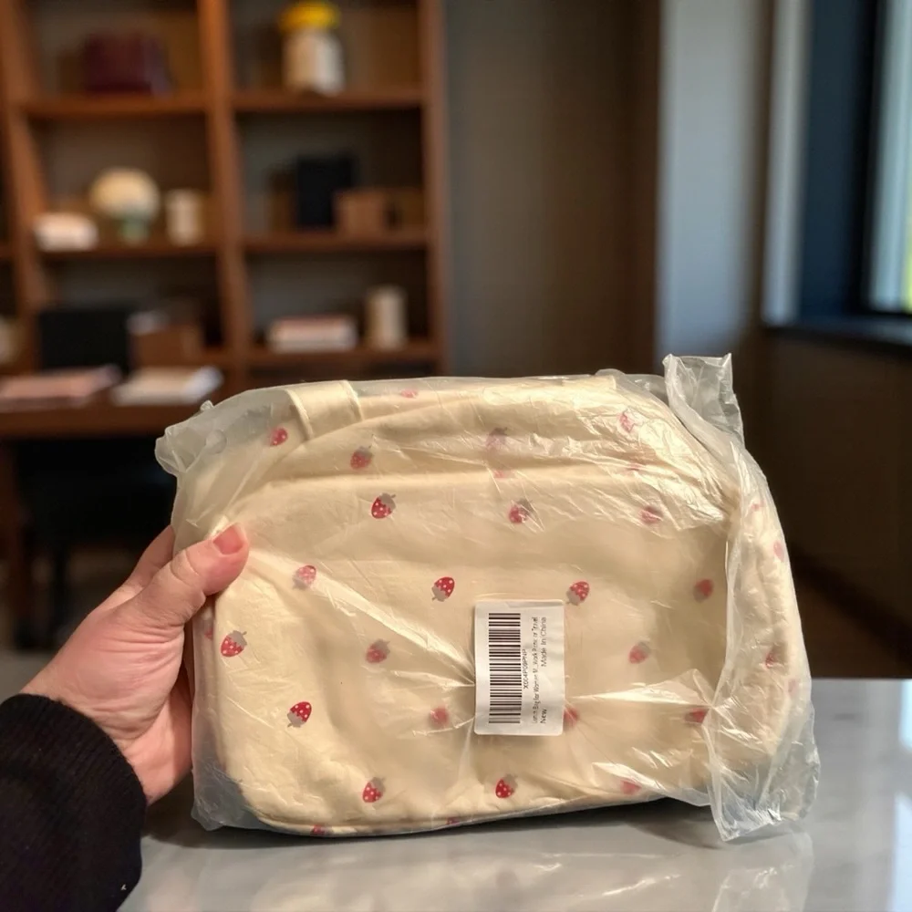 🍓 Berry Chic! Insulated Strawberry Lunch Tote - Picture 5 of 5